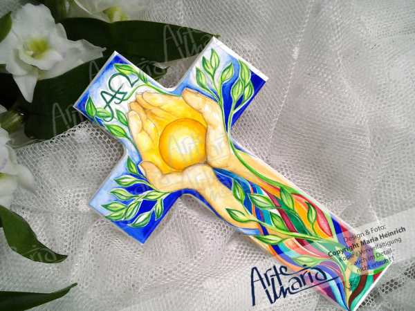 Taufkreuz „In Gottes Händen“© | Hände | Alpha Omega | Lebensbaum | Weltkugel | Sonne